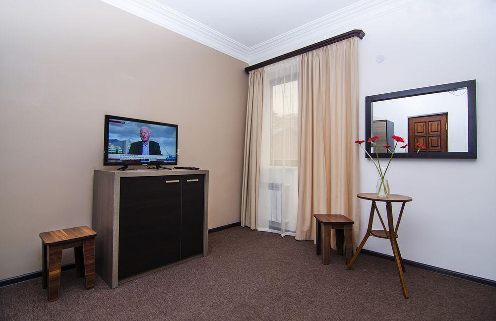 Park Hotel Jerevan Buitenkant foto